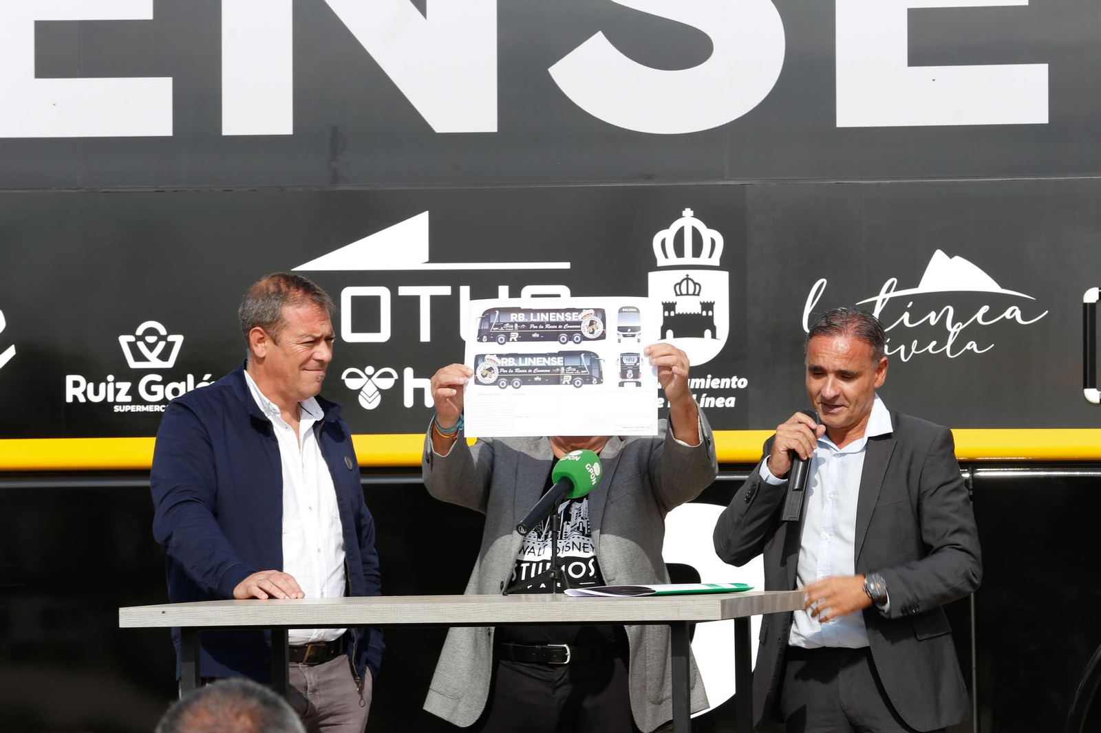 Las fotos de la presentación del nuevo autocar de la Balona