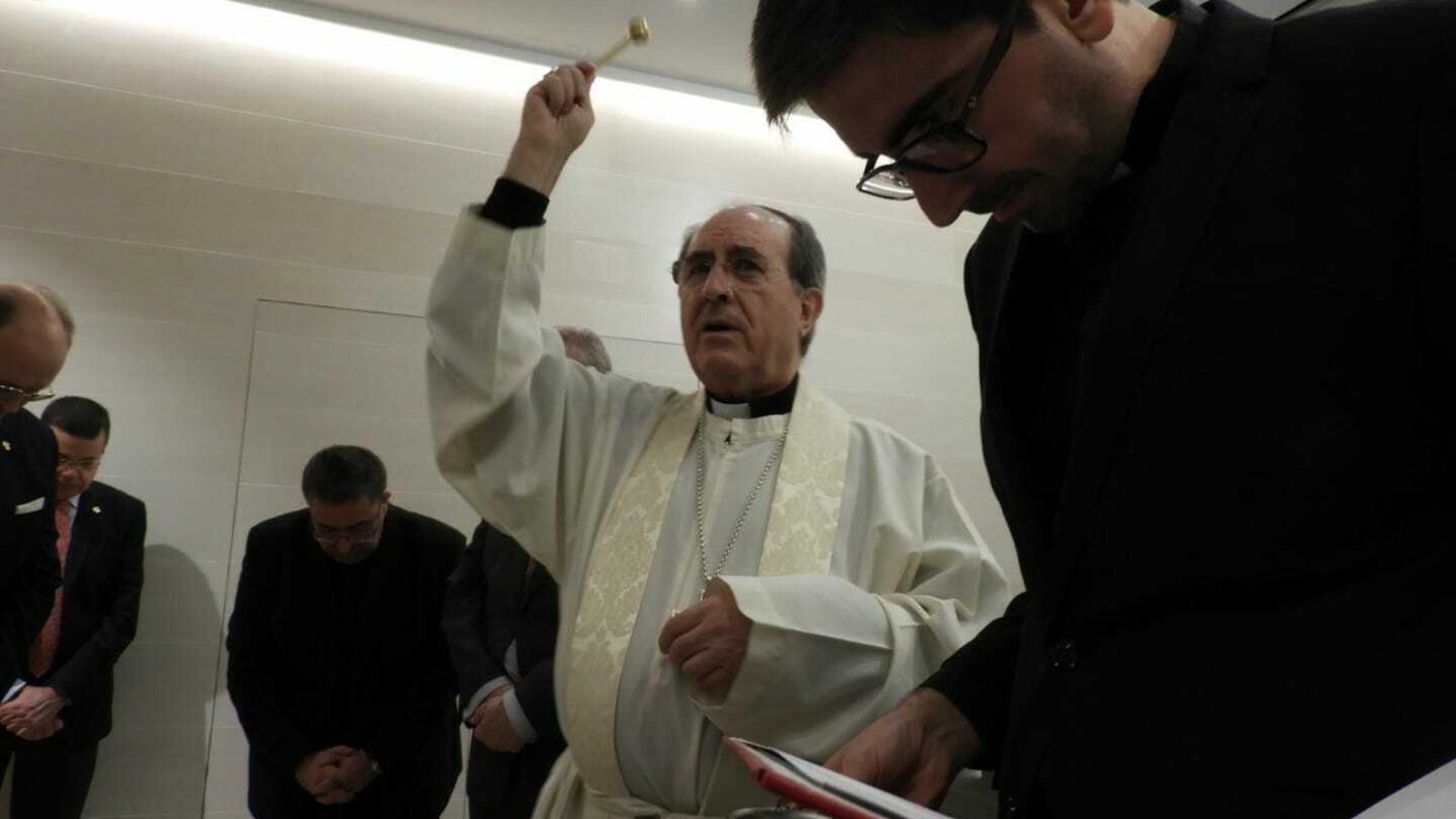Monseñor Asenjo bendice las dependencias.