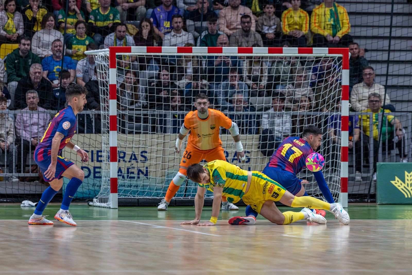 Las mejores imágenes del espectacular encuentro entre Jaén Paraíso Interior FS y Barça (3-3)