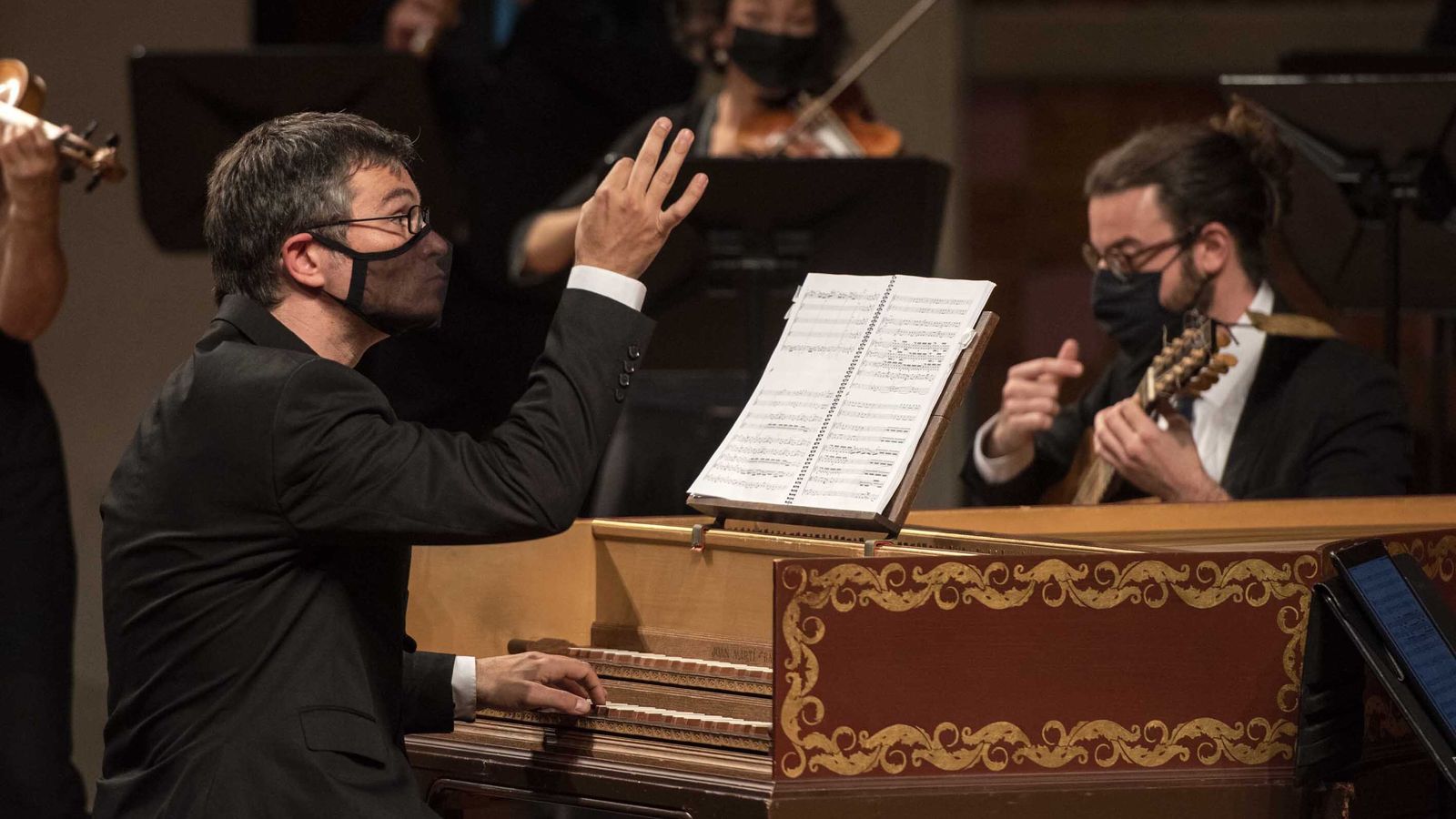 Dani Espasa al frente de Vespres d'Arnadí en un recital de mayo pasado en Barcelona.