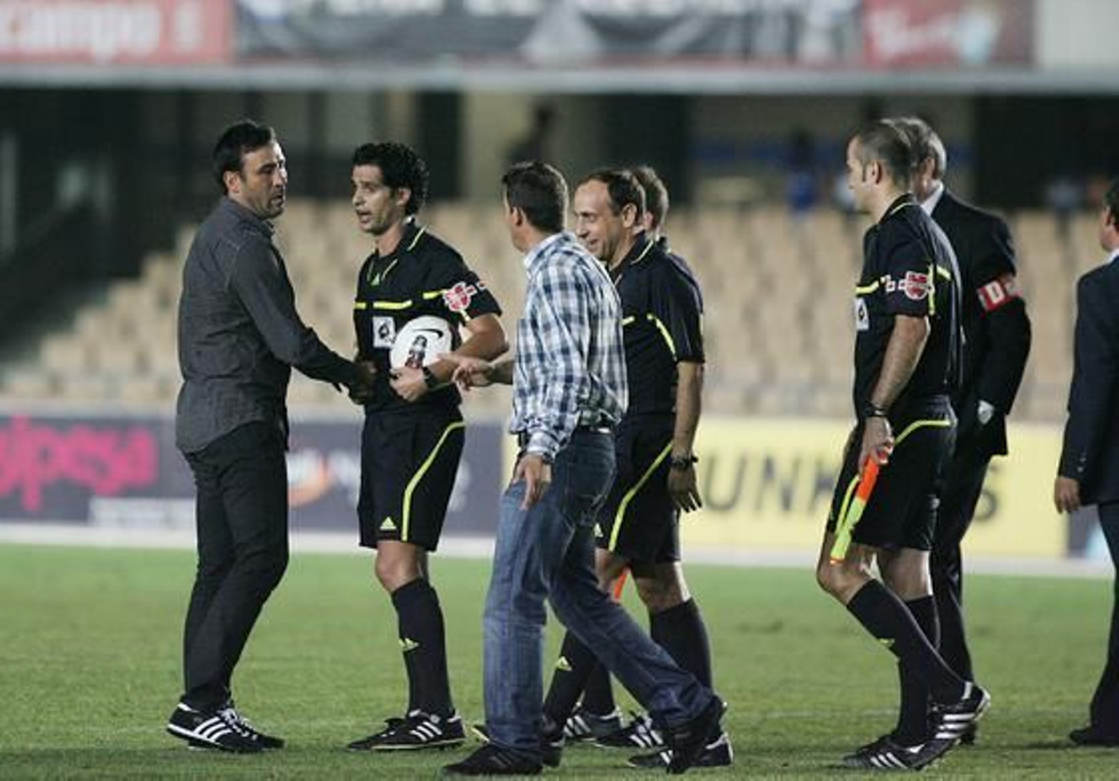 Agné y Merino, los entrenadores, despidiendo al árbitro

Foto: Pascual
