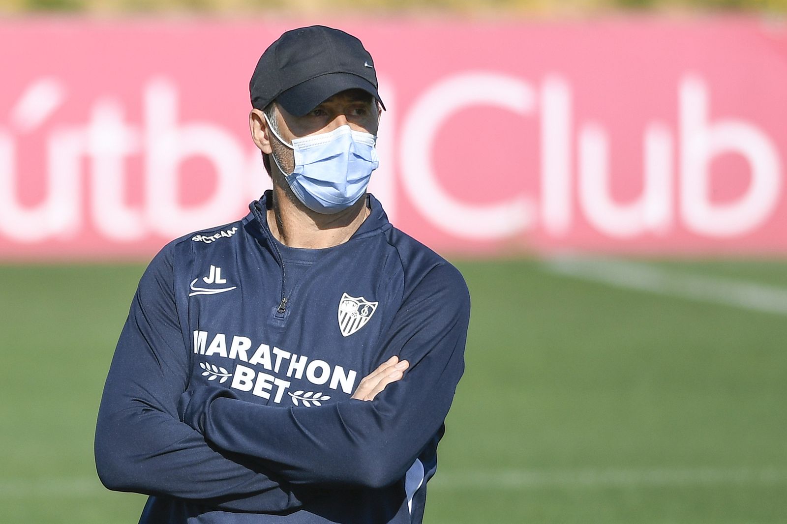 Lopetegui, atento a un entrenamiento del Sevilla.
