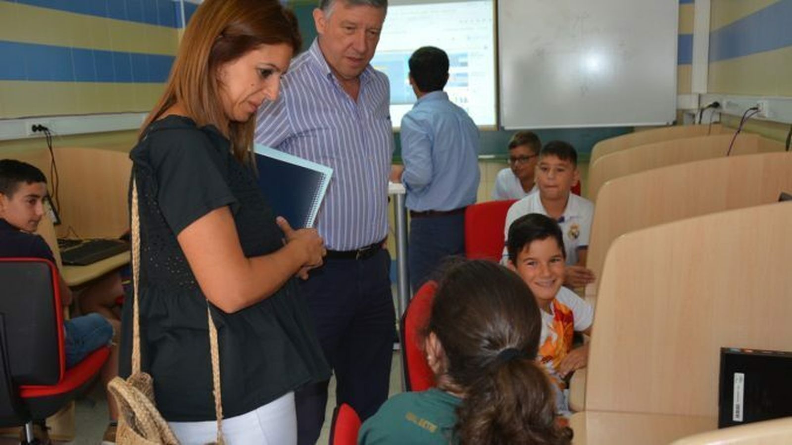 Carmelo Romero y María del Carmen García en su visita al taller.