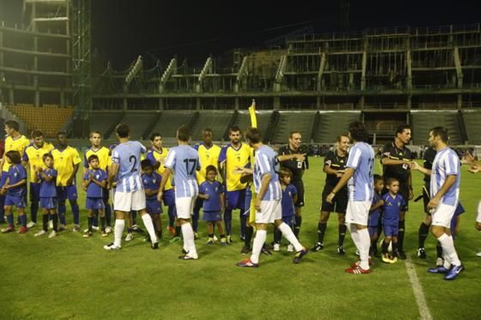 Ambos conjuntos se saludan. 

Foto: Jesus Marin