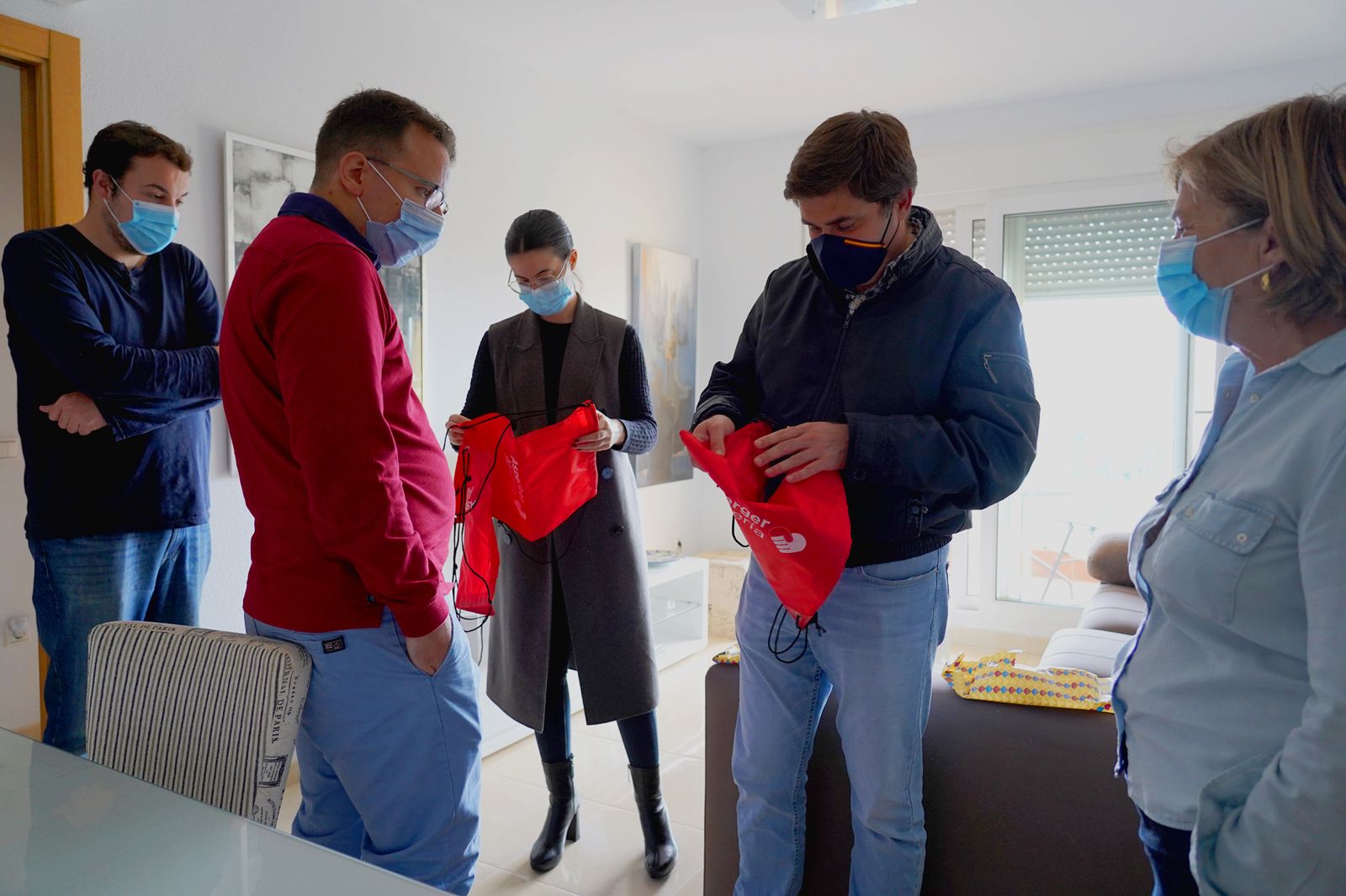 Concejales y presidenta de la Asociación Asperger visitan un piso tutelado por la entidad.