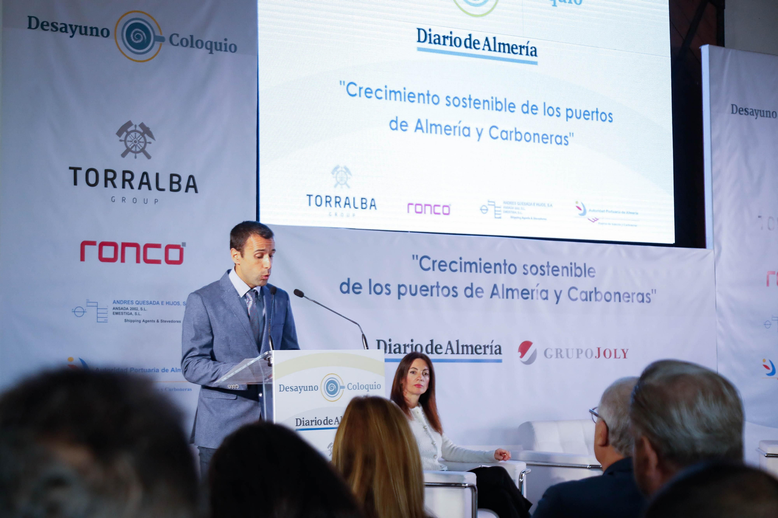 Imágenes del desayuno informativo