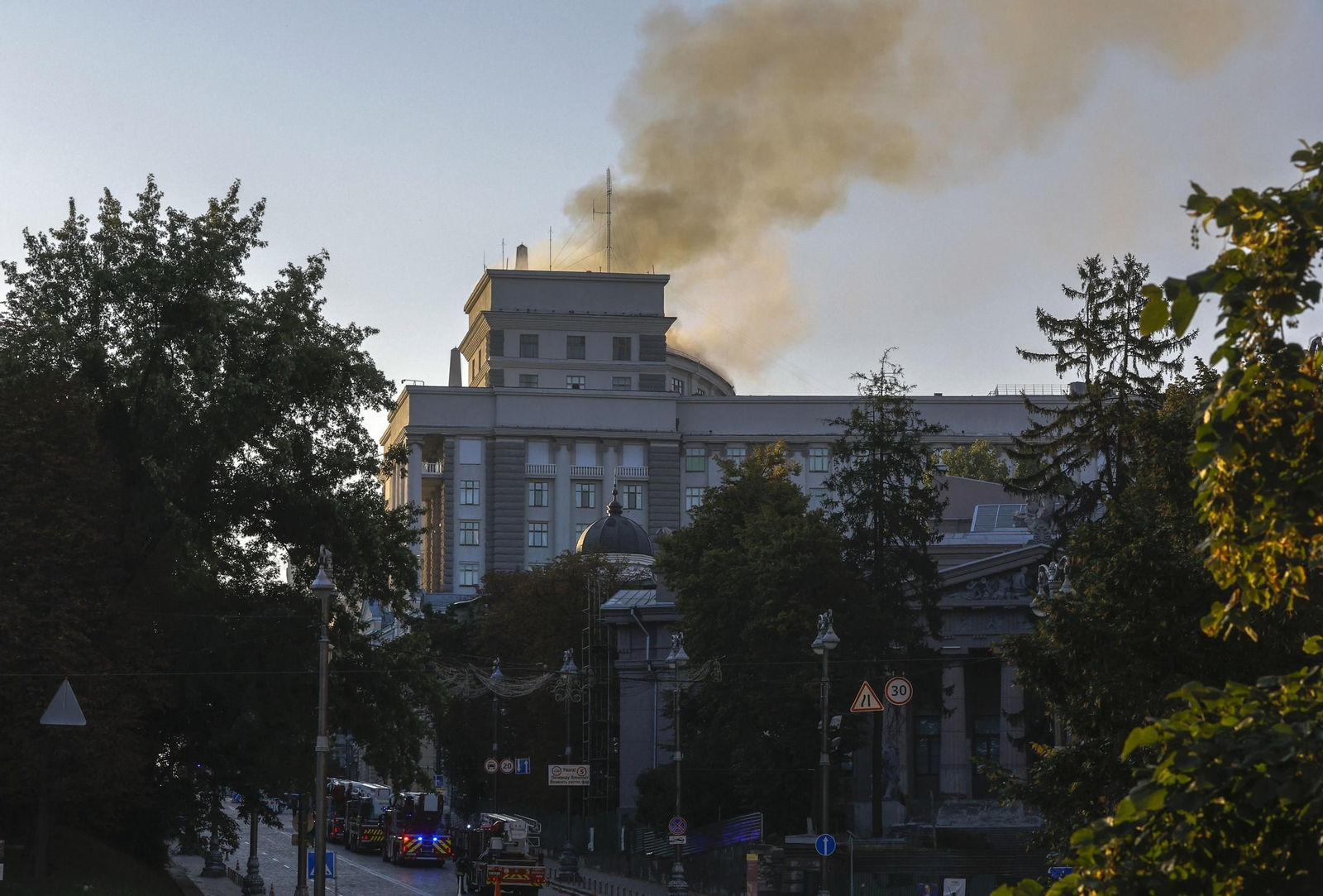 La imagen revela el humo saliendo de la sede del Gobierno de Ucrania tras un ataque ruso con drones.