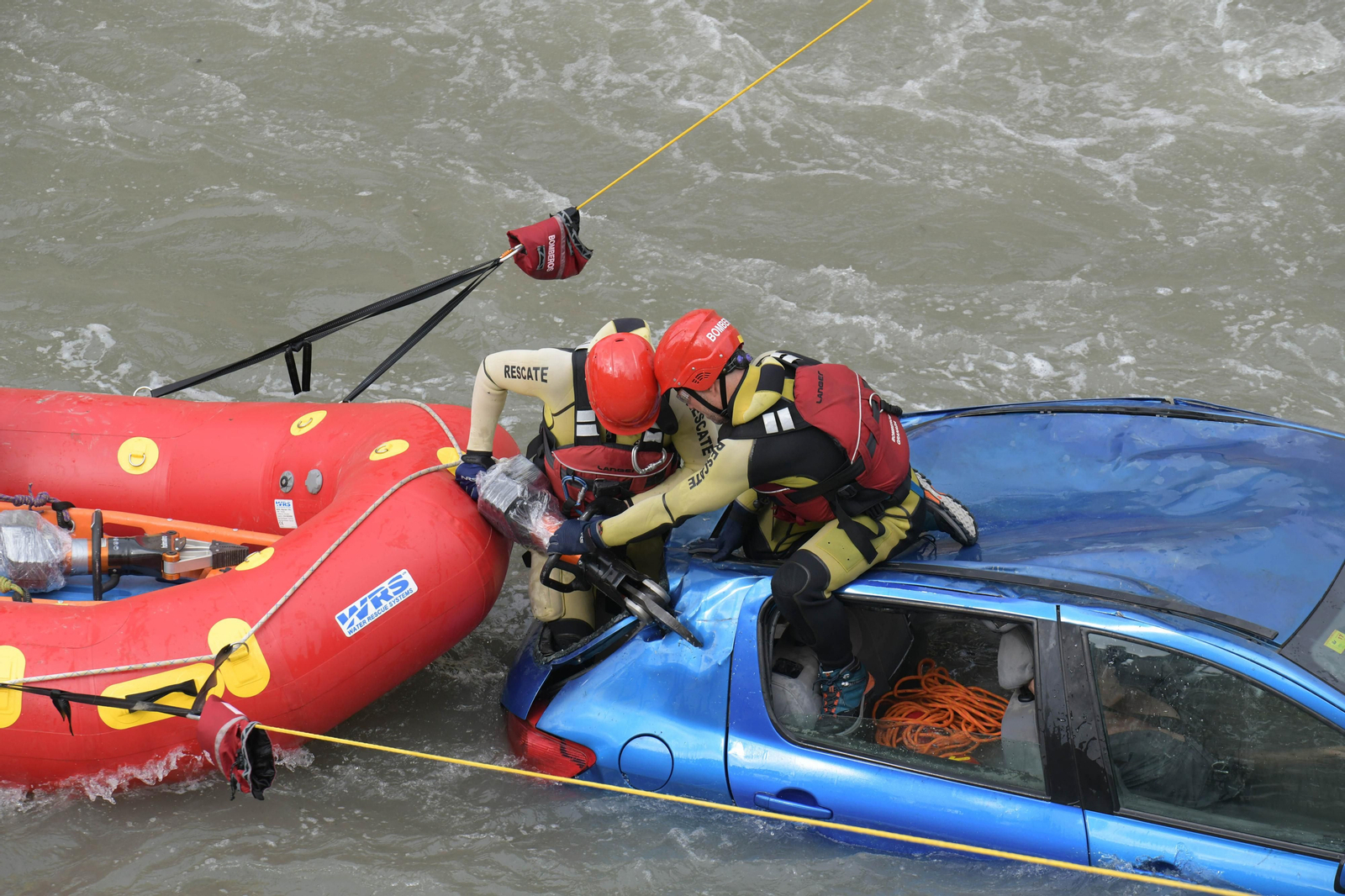 Fotos: Las mejores imágenes del simulacro de rescate de un coche accidentado en el río Genil de Granada