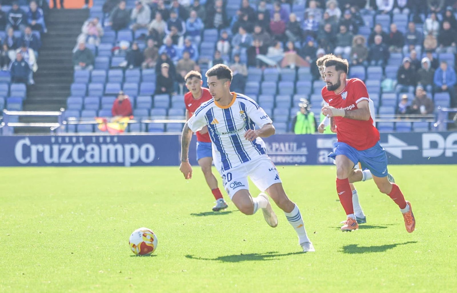 Mario da Costa conduce la pelota durante el partido.