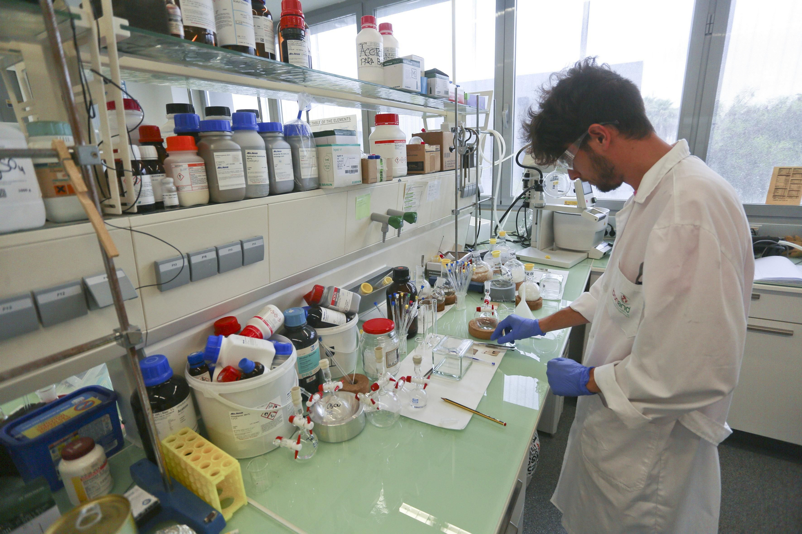 Un investigador trabaja en el Ibima Plataforma Bionand. Un investigador trabaja en el Ibima Plataforma Bionand.