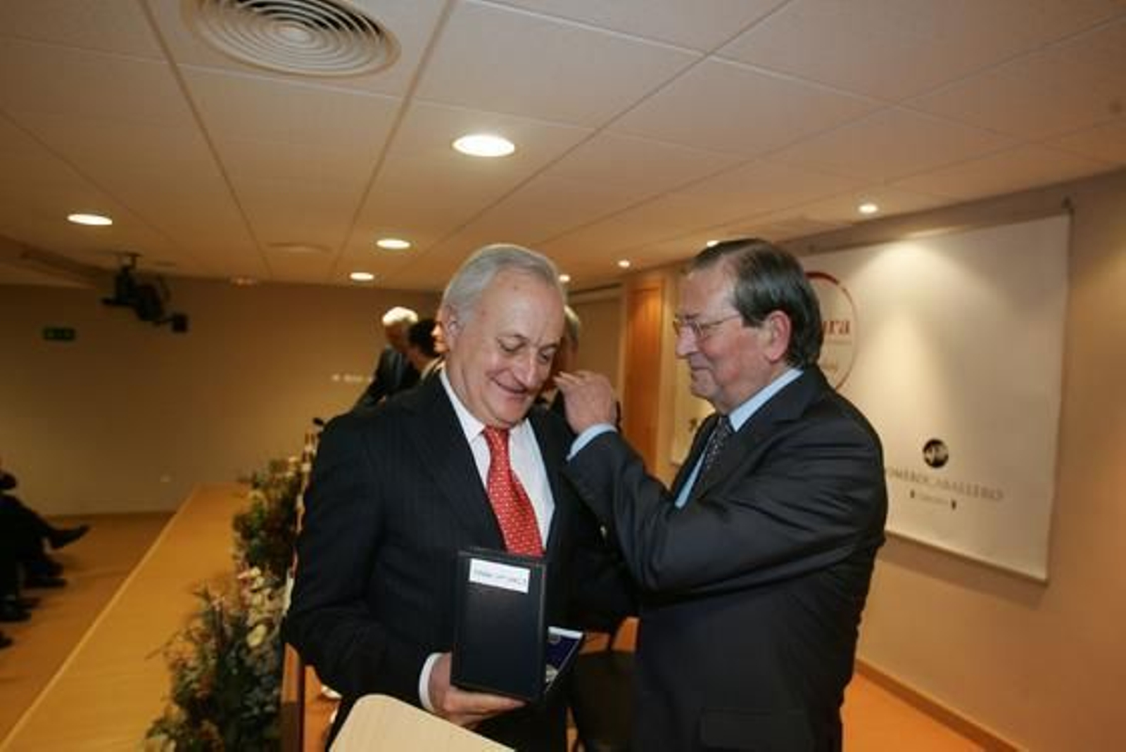 Jesús Medina entrega la medalla a José Luis Vázquez por sus 50 años de servicio en la Cámara.

Foto: Pascual