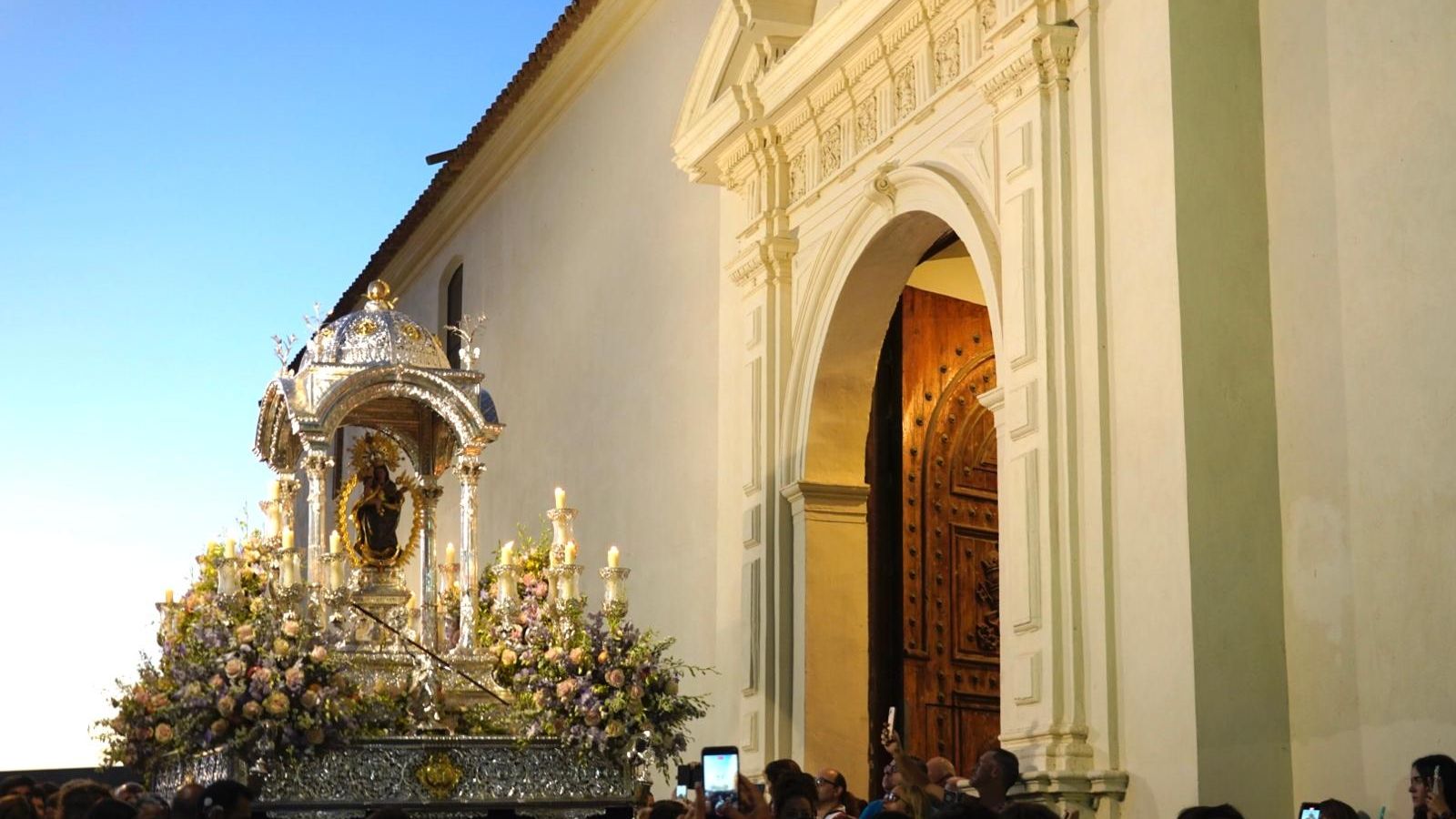 La Virgen de la Cinta saliendo desde la Parroquia Mayor de San Pedro para emprender el camino de regreso a su santuario.