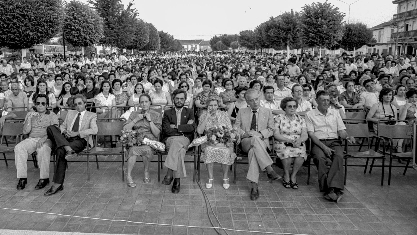 Un cinco a las cinco en Fuentevaqueros con la familia de Lorca y Antonio Jara en primera fila. FOTO. JUAN ORTI