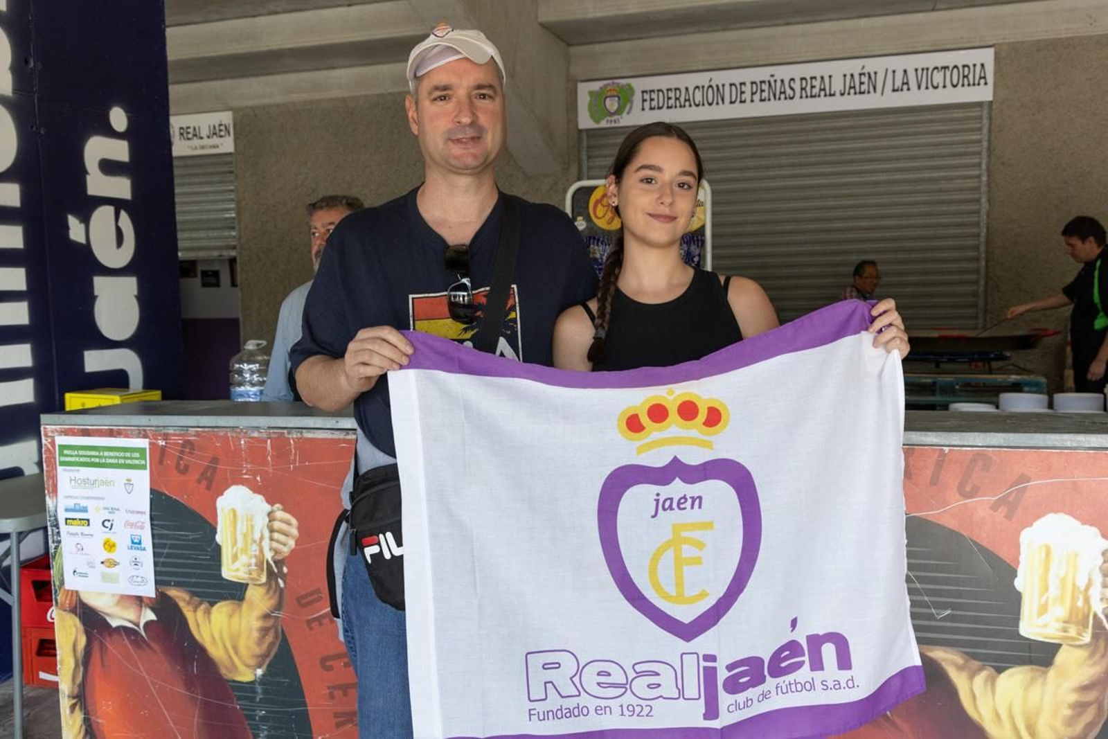 La afición del Real Jaén se vuelca con la paella solidaria por los afectados de la DANA, en imágenes