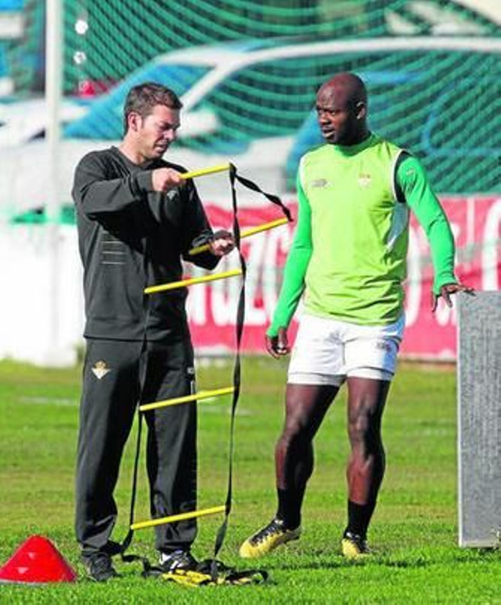 Emana trabaja junto al recuperador David Gómez.