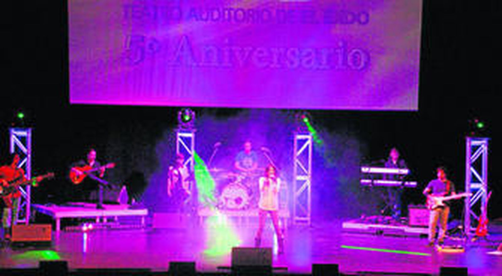 La agrupación almeriense presentó su disco en el teatro ejidense.