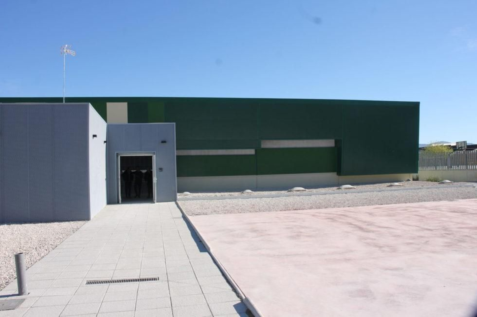 Vista exterior del pabellón deportivo.