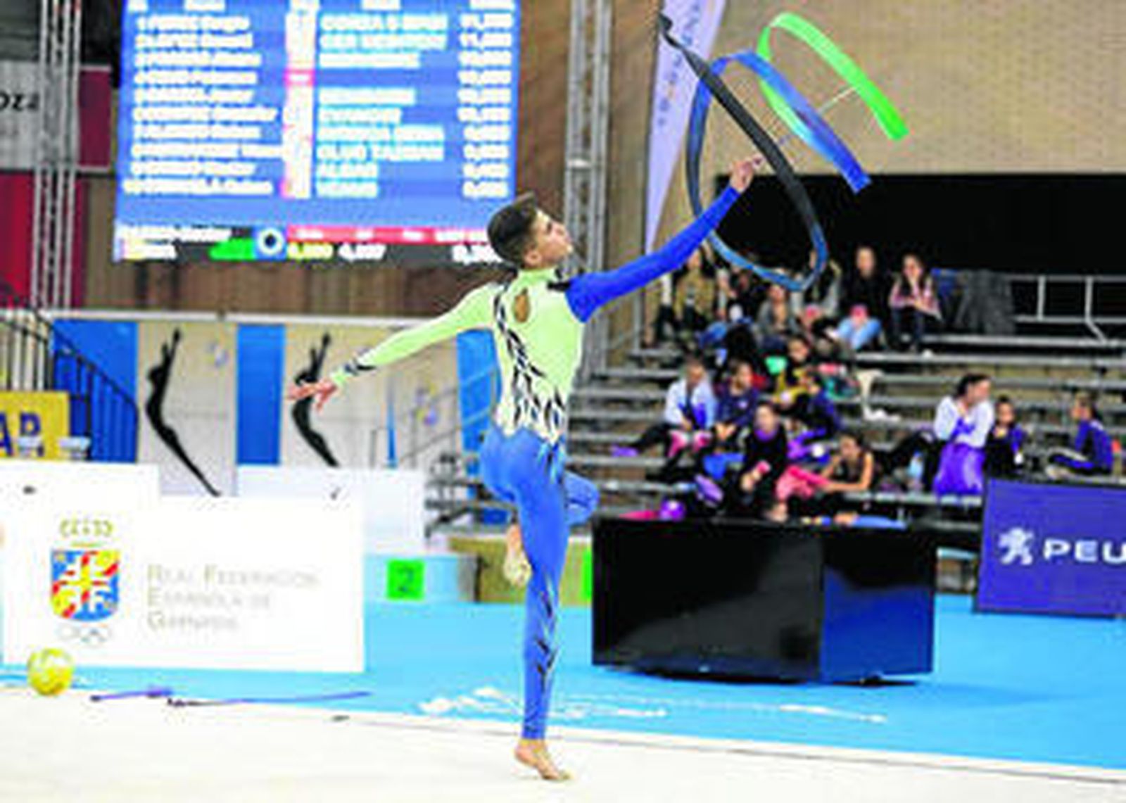 Leonardo Macías, el gimnasta de mayor proyección de nuestra tierra, durante uno de sus ejercicios con cintas.