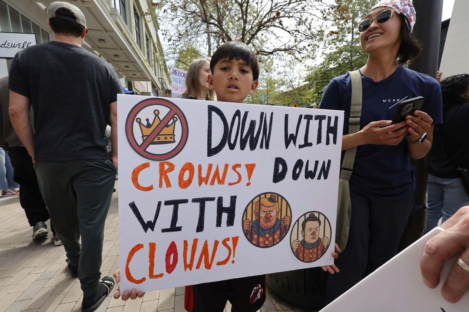 Miles de manifestantes contra Trump y Musk en EEUU: "¡Quita tus manos!"