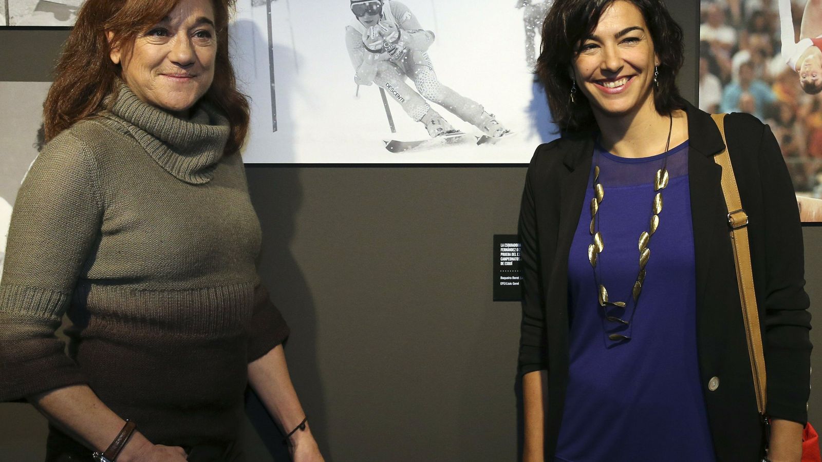 Blanca Fernández  Ochoa y María José Rienda posan ante una imagen de Blanca en una exposición de la Agencia EFE sobre mujer y deporte en 2014