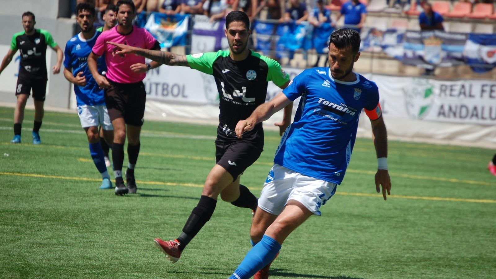 Álex Colorado conduce el balón en el partido contra el Ciudad de Lucena.