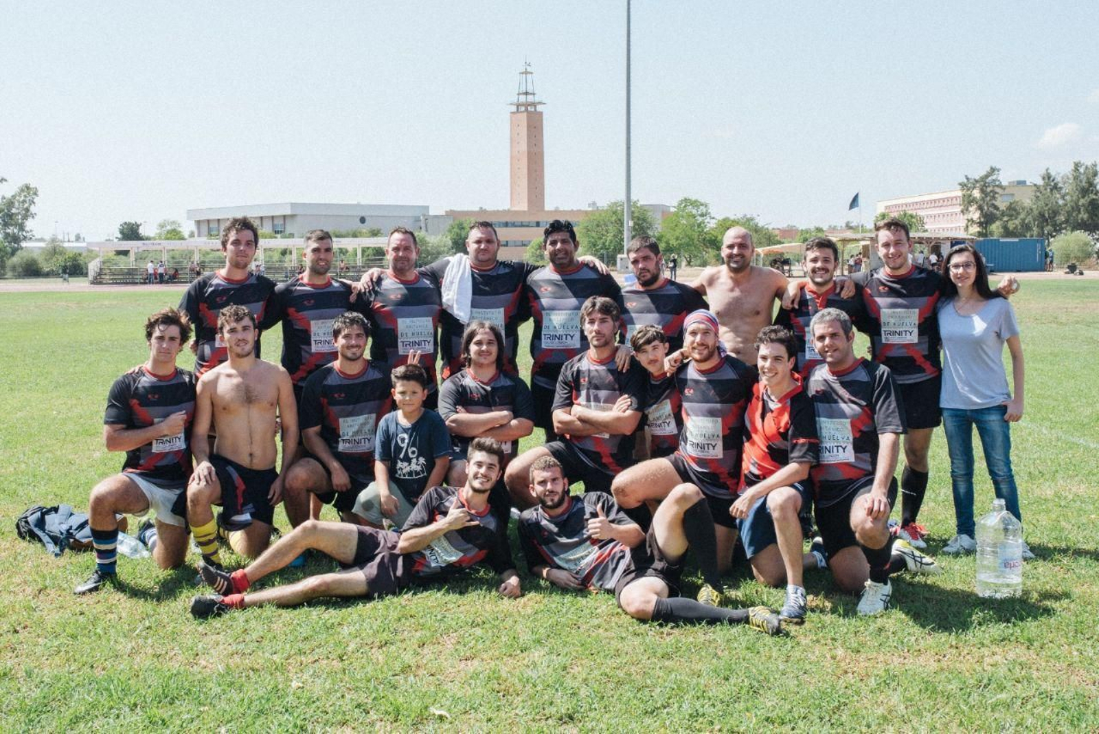 La formación del Huelva Unión Rugby posa sonriente tras finalizar el encuentro amistoso en la Olavide.