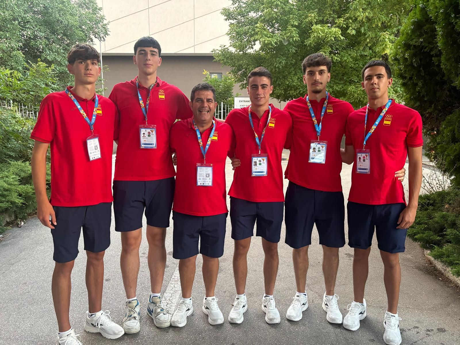 Raúl Fernández con los jugadores con los que participará en los Juegos Olímpicos U18.