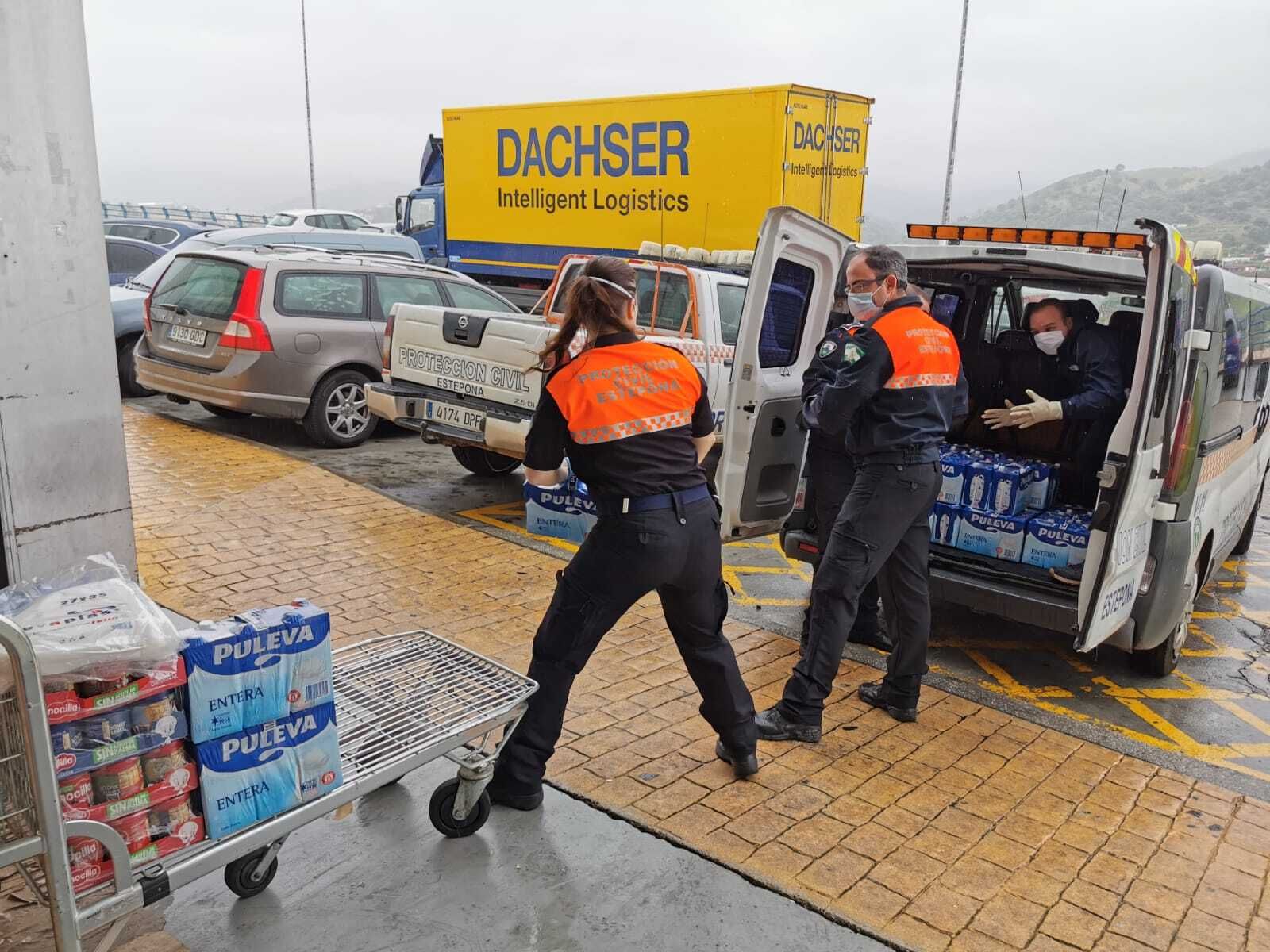 Voluntarios de Protección Civil entregando comida en el estado de alarma.