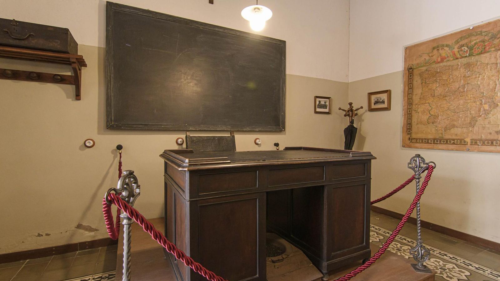 La mesa y pizarra con la que Antonio Machado impartía sus clases de lengua francesa.