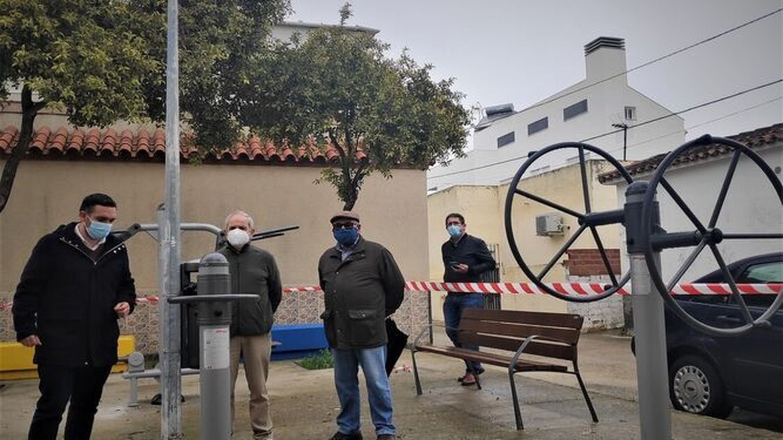Jesús Alba en la inauguración de un parque biosaludable en una barriada rural.