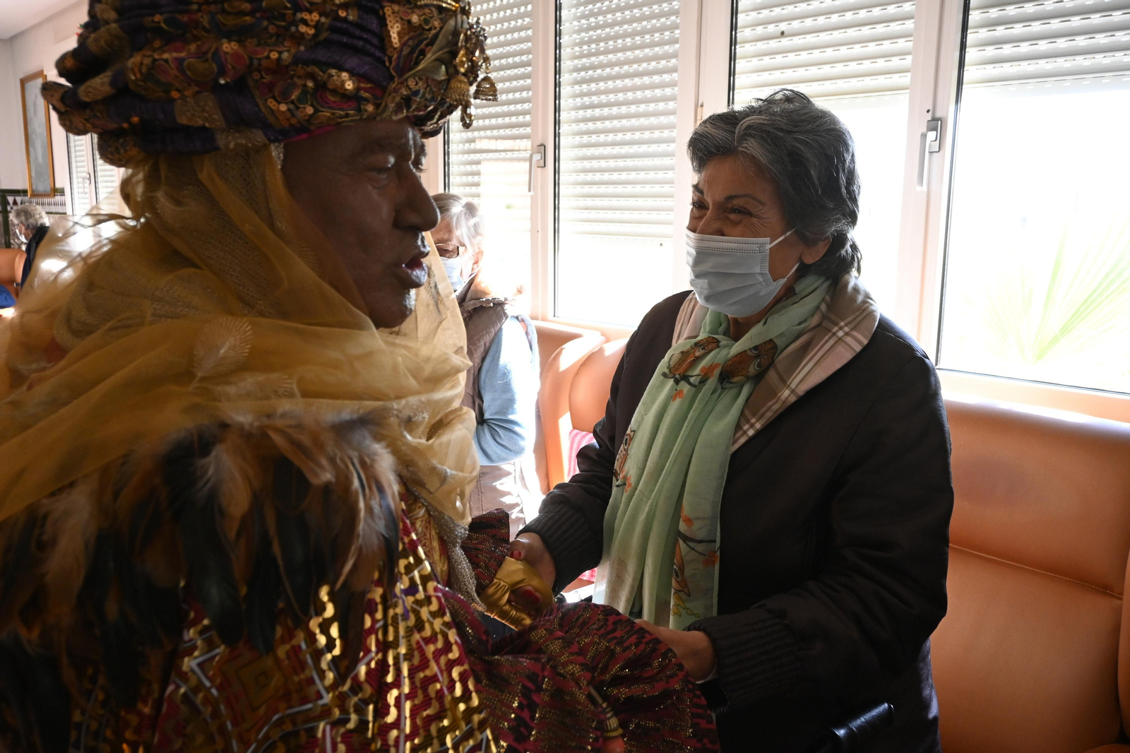Visita de los Reyes Magos a los ancianos de los asilos de Huelva, en imágenes