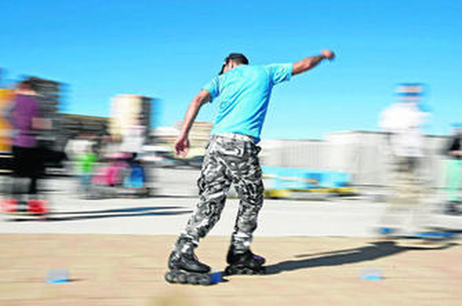 Un patinador entrena el desplazamiento de espaldas.