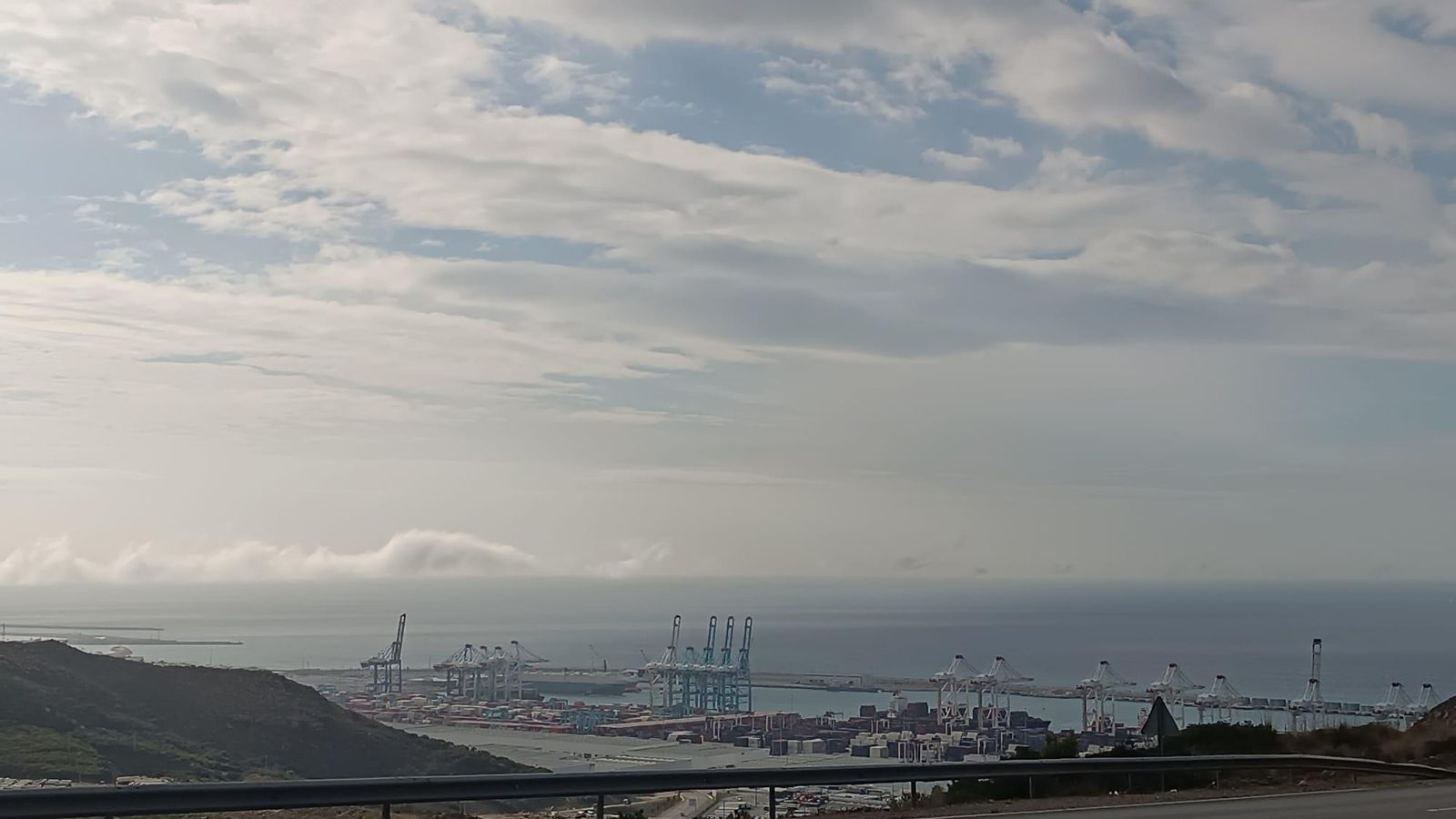 Tánger-Med visto desde la N16 a la altura de Dalya Tánger-Med visto desde la N16 a la altura de Dalya