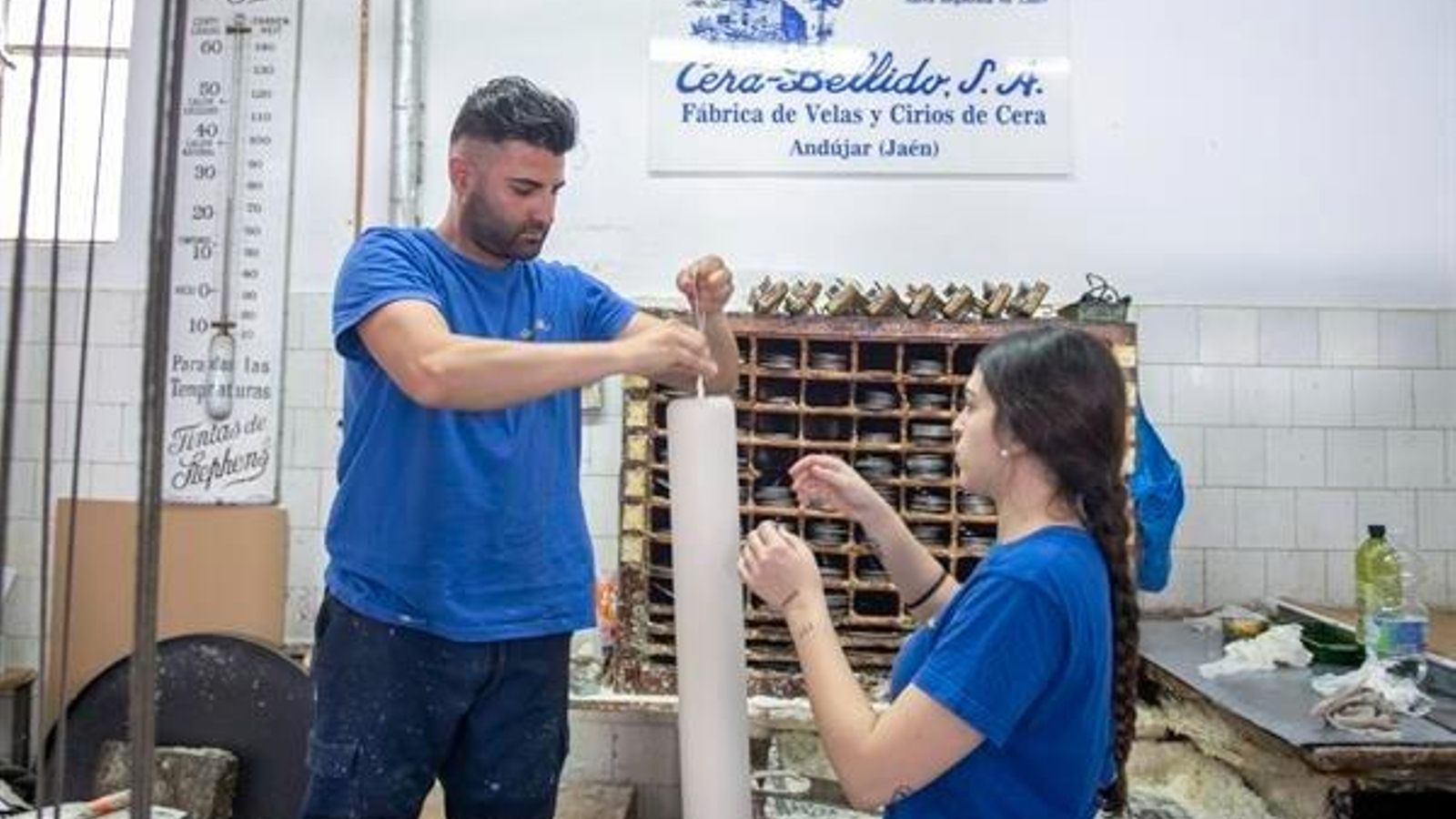Proceso de fabricación de un cirio para el hachón de un paso.