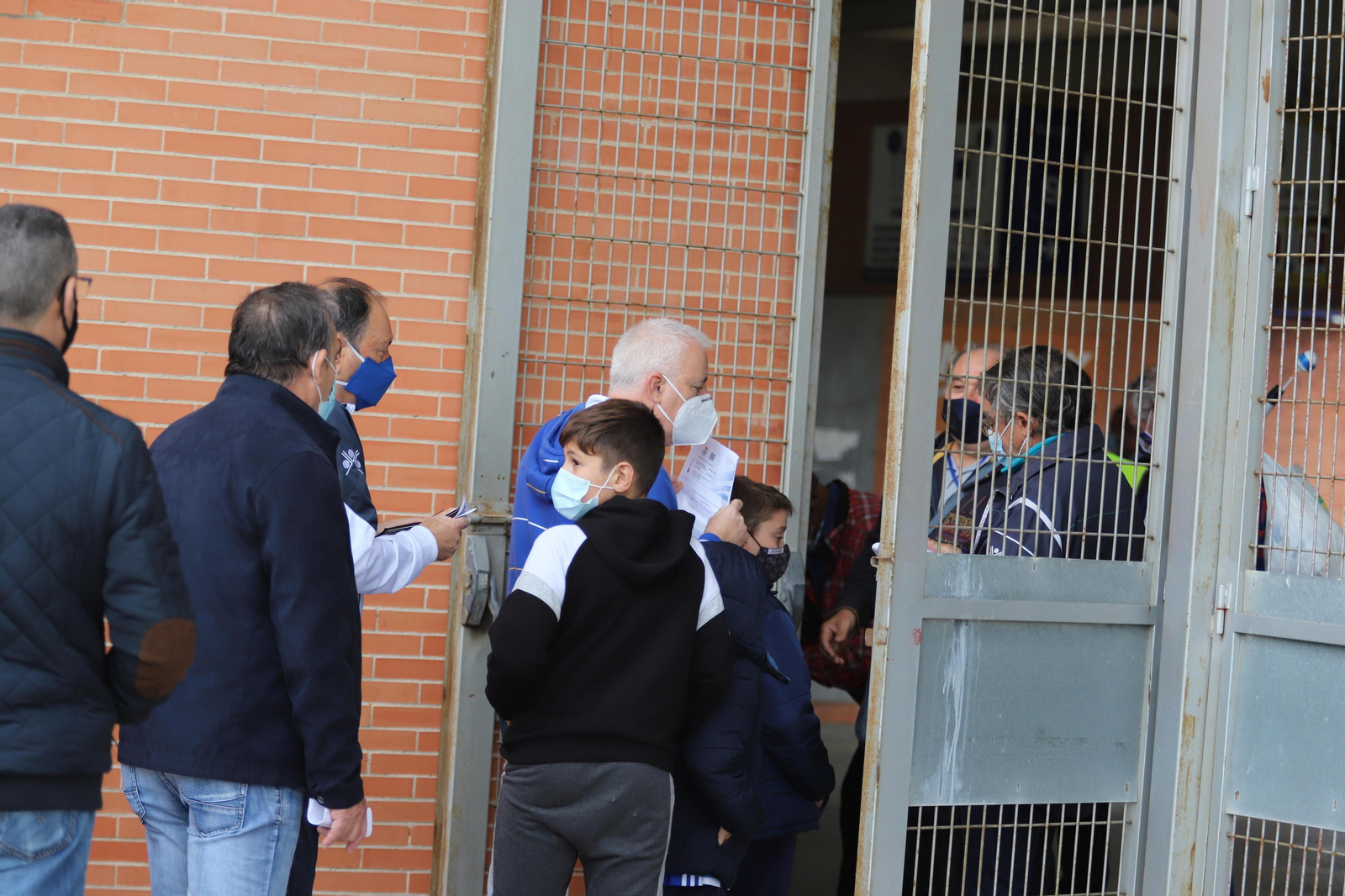 Aficionados hacen cola para entrar en un partido del Recreativo en el Nuevo Colombino en esta temporada.