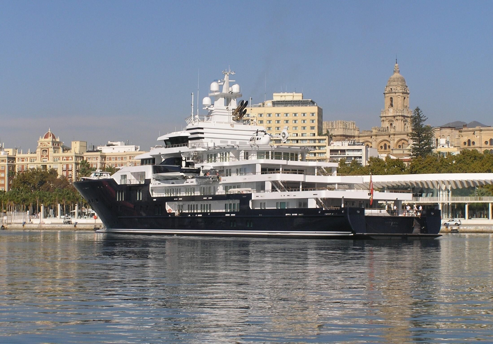El megayate ‘Ulysses’ en el puerto de Málaga.
