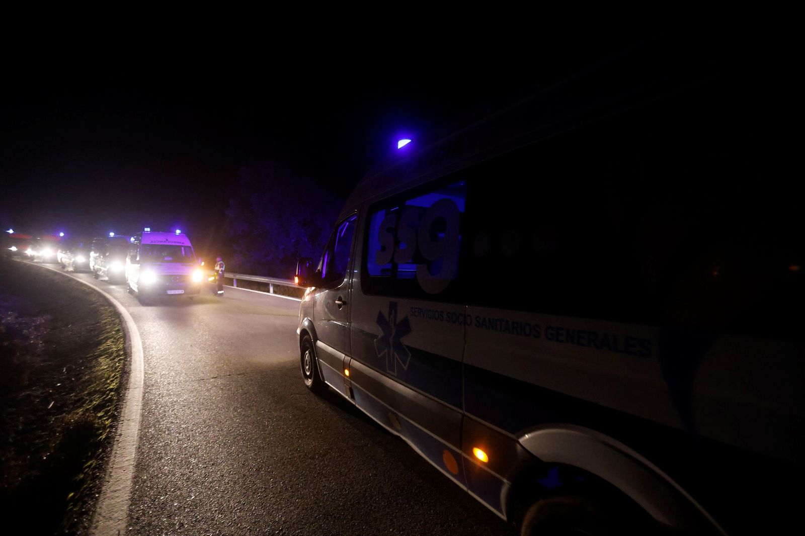 Las imágenes de los vehículos de emergencias evacuando a los pasajeros del descarrilamiento en Adamuz