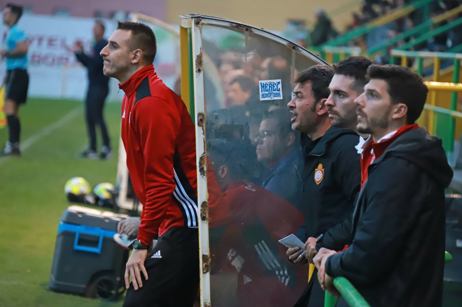 Galván grita a sus jugadores junto al banquillo del Utrera en Los Barrios.