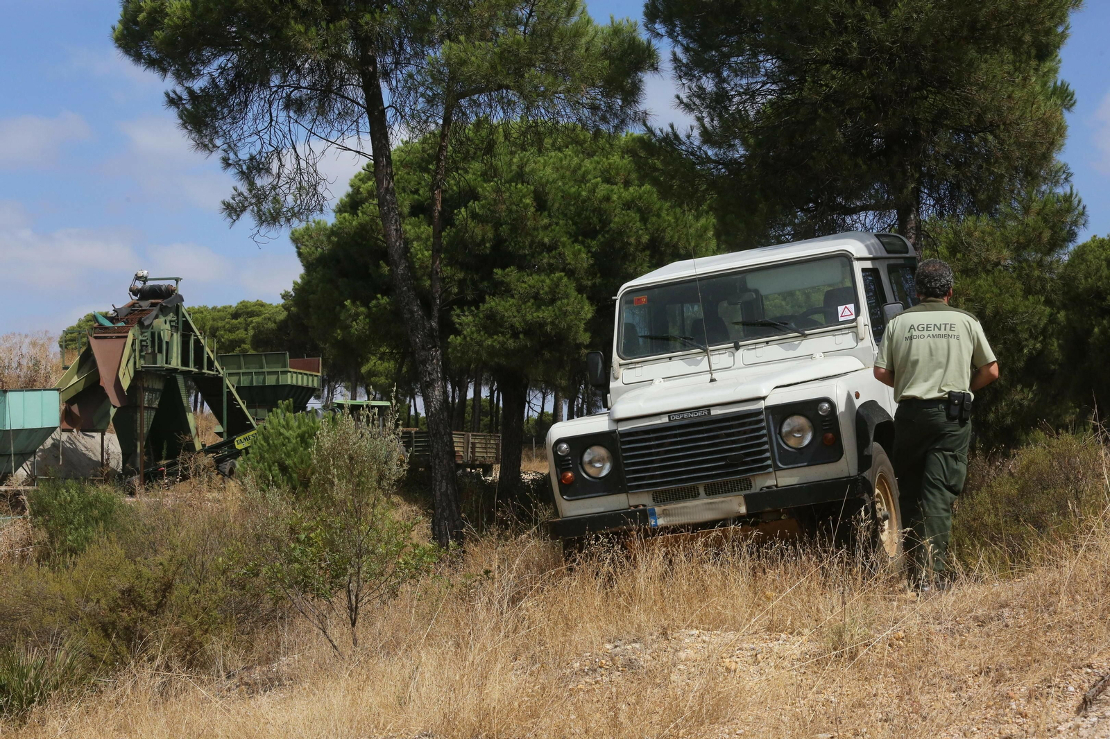 Un agente de la Brigada de Investigación de Incendios Forestales (BIIF), con la carbonería al fondo.