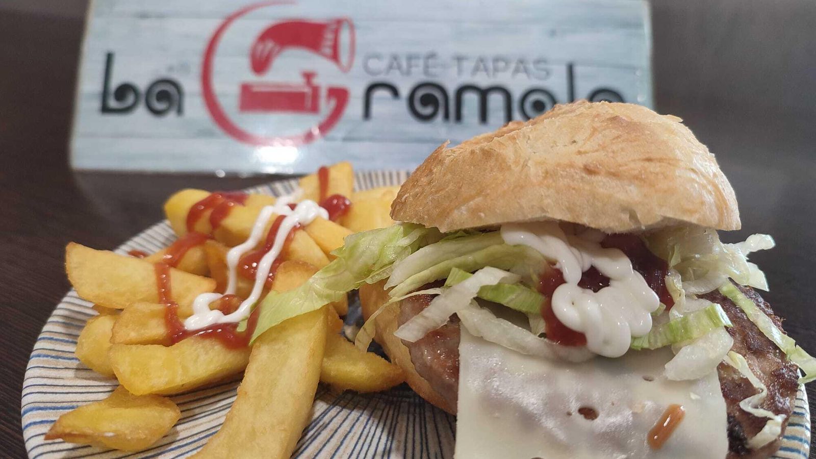 La hamburguesa de res con jamón, ketchup y mahonesa.