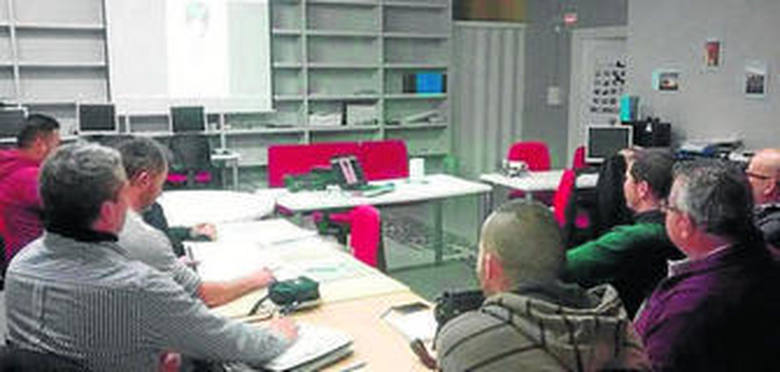 Los usuarios siguen las explicaciones sobre Twitter.