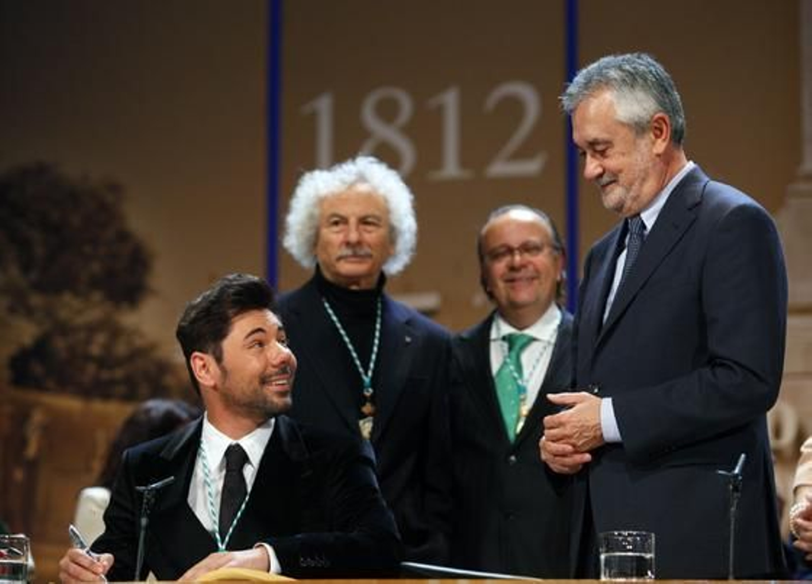 Poveda mira a Griñán con El Brujo tras él.

Foto: Antonio Pizarro