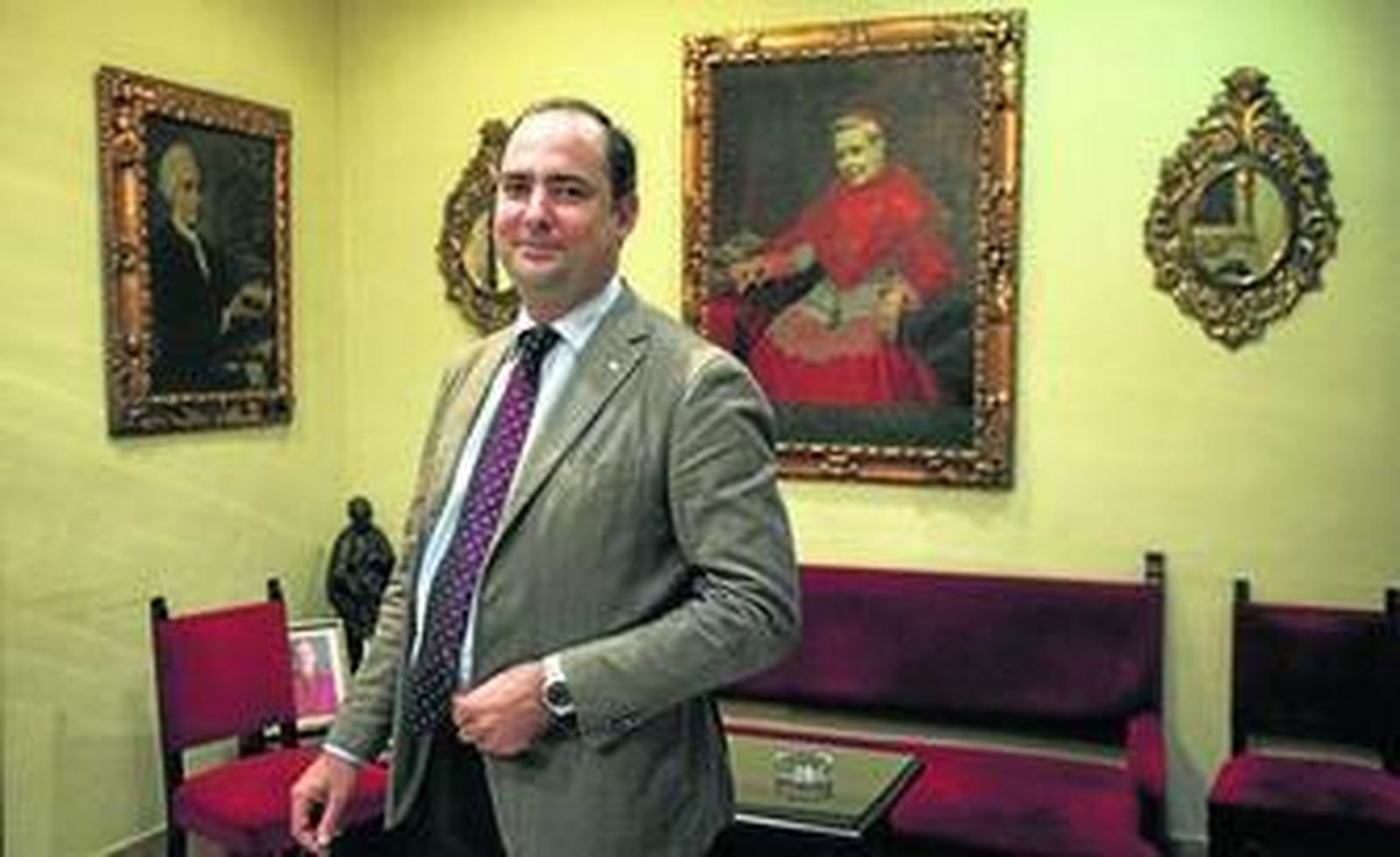 Félix Ríos, hermano mayor electo del Gran Poder, en el despacho que a partir de ahora ocupará en la basílica.