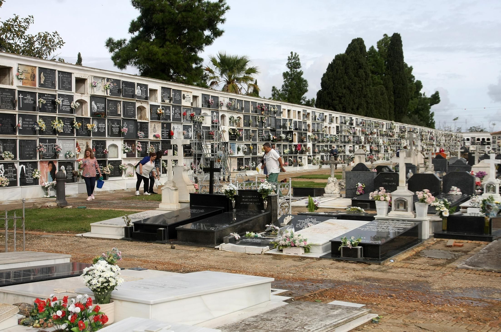 Imágenes del ambiente en el cementerio La Soledad, Huelva