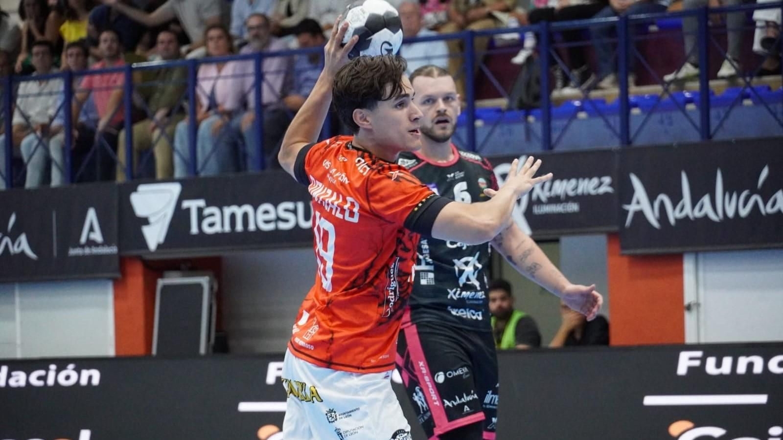 Gonzalo Pérez Arce ejecuta un lanzamiento de penalti en el Ángel Ximénez - Ademar León disputado en Puente Genil.