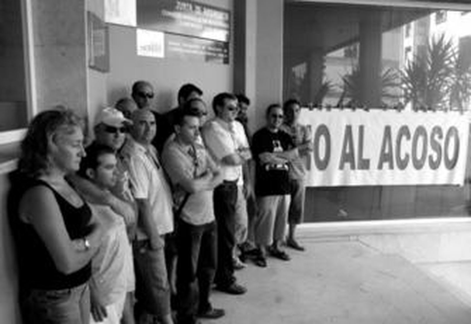 Trabajadores de Artenius San Roque concentrados en las puertas del Sercla, ayer en Algeciras.