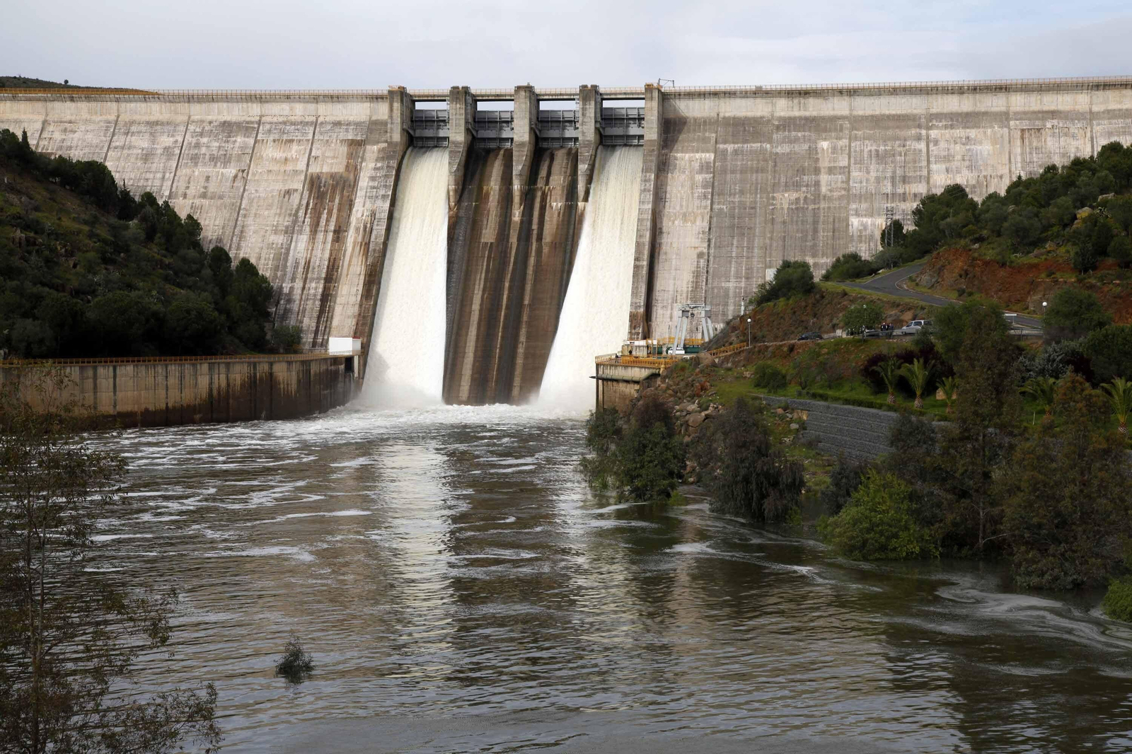 La presa del Chanza aliviando agua en abril de 2013