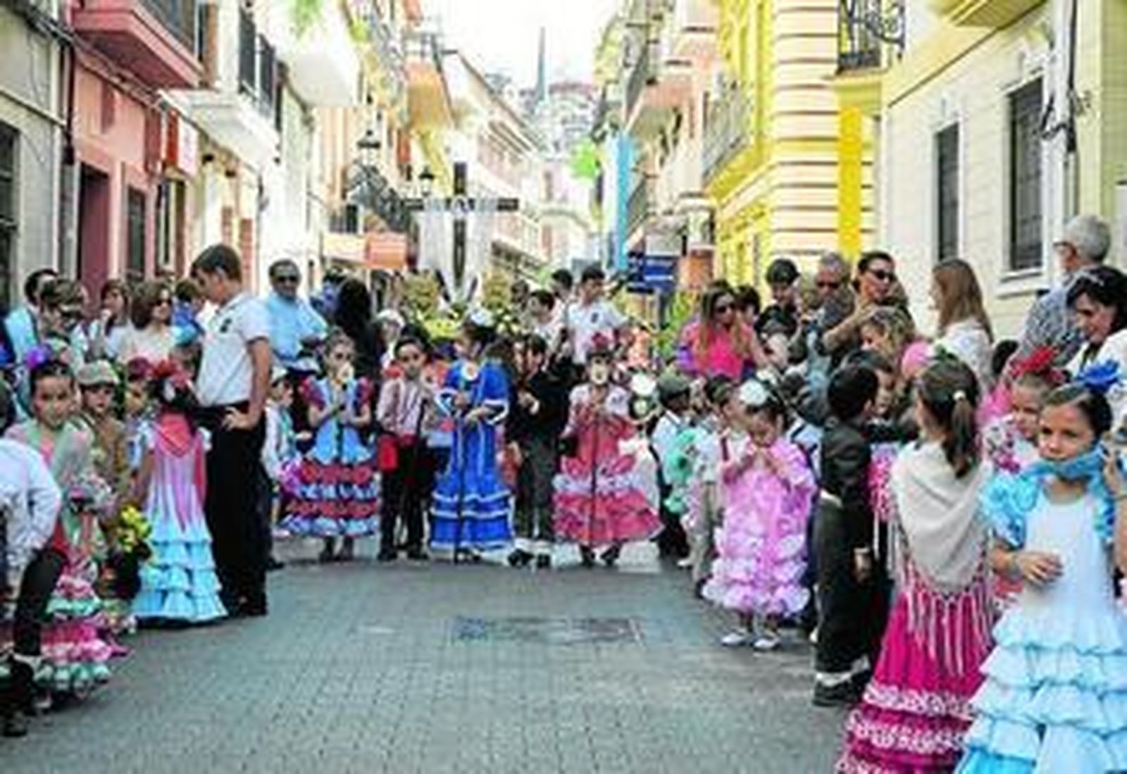 Cruces de Mayo, del colegio a los barrios