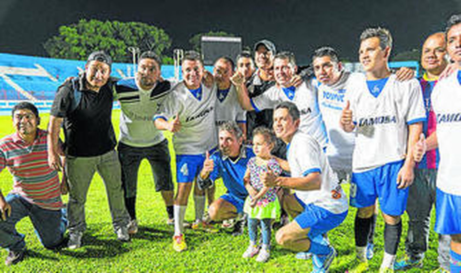 Mágico posa con los jugadores más jóvenes al final del partido amistoso.