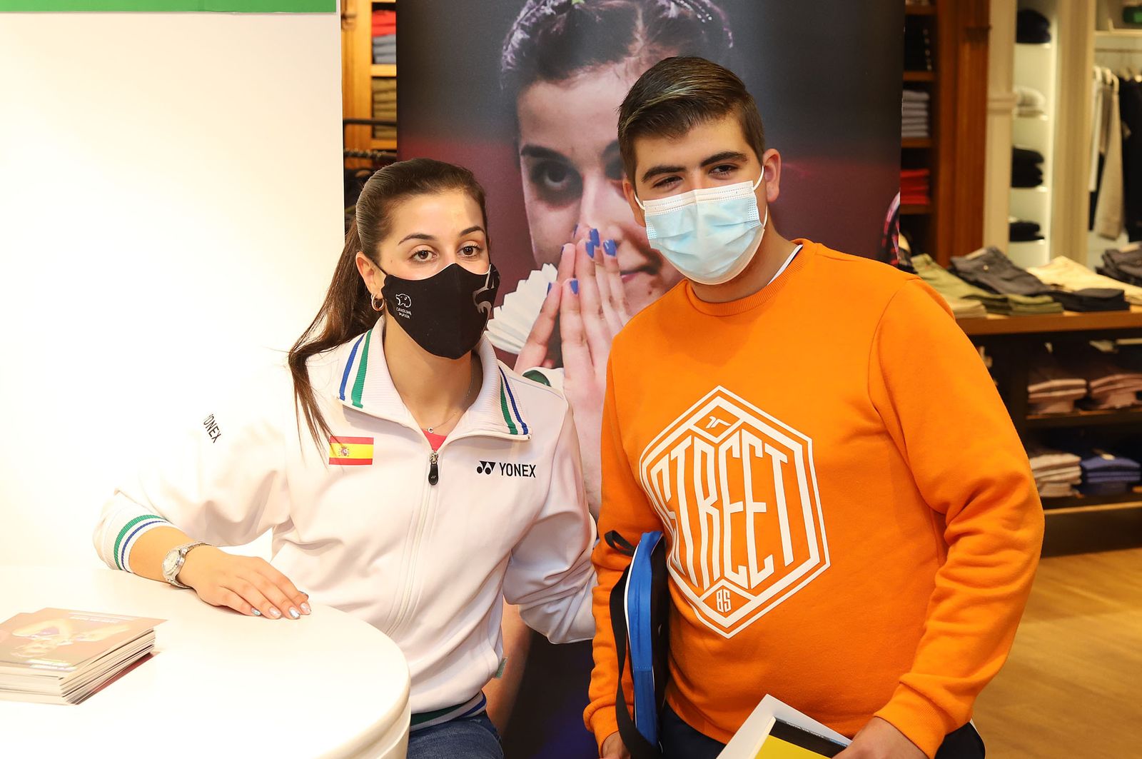Huelva 2021: Carolina Marín firma autógrafos en el Corte Inglés de Huelva durante el Mundial de Bádminton